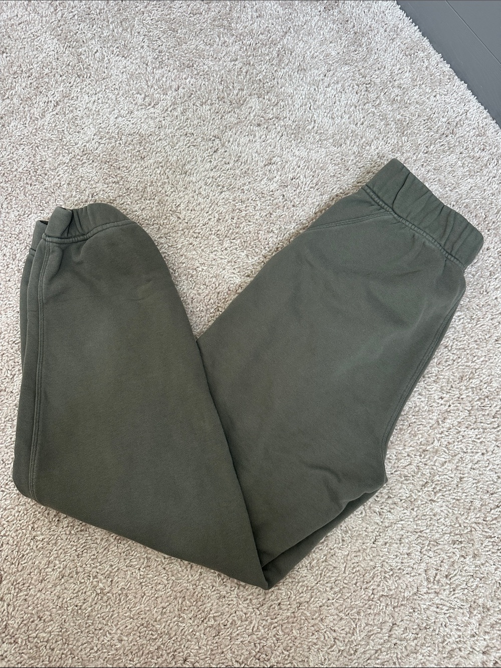 Women’s Lululemon Army Green Joggers - Like New!! - Picture 4 of 5